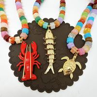 Collier d'été coloré en perles de résine avec breloques cœur, homard, poisson et tortue plaqué or