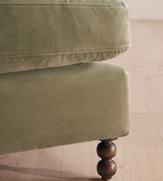 Fauteuil surdimensionné en velours vert olive avec accoudoirs roulés et pieds en bois pour salon
