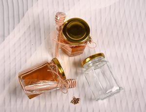 Pot de miel hexagonal de 100 ml <span class=keywords><strong>Mini</strong></span> pots de miel 3 oz Pot de miel <span class=keywords><strong>en</strong></span> <span class=keywords><strong>verre</strong></span> élégant avec couvercle <span class=keywords><strong>en</strong></span> or Jutes <span class=keywords><strong>parfait</strong></span> pour les faveurs de mariage de cuisine - Product Image 6