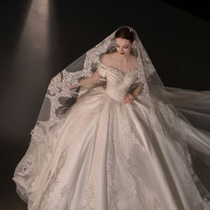 Robe de mariée moderne Gt133, nouvelle collection, grande traîne, style français, faite main, haut de gamme, en satin avec appliques, longueur ras du sol, traîne chapelle, dos nu - Product Image 5
