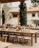 Vente en gros de chaises Chiavari en résine plastique dorées, argentées et blanches pour mariages, événements, traiteurs et banquets