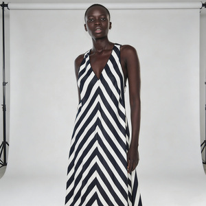 فستان ماكسي طويل أنيق للنساء مخصص حسب الطلب، مناسب للصيف والشاطئ والحفلات، مصنوع من الفيسكوز، بخطوط سوداء وبيضاء، ياقة على شكل V، بدون أكمام - Product Image 2