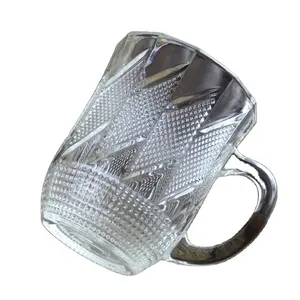 Prezzo di fabbrica bel design 140ml goffratura bicchiere di vetro con manico sostenibile chiaro inciso tè acqua Cabu tazze da caffè