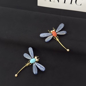 Broche de Libélula de Cianita Natural Hecho a Mano de Lujo, Chapado en Oro y Cobre, con Incrustaciones de Turquesa, Mármol Rojo y Jade, Joyería Fina con Perlas - Product Image 1