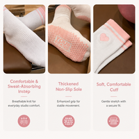 Chaussettes de sport antidérapantes personnalisées pour femme avec logo sur le dessous, idéales pour le Pilates, le yoga et la barre.