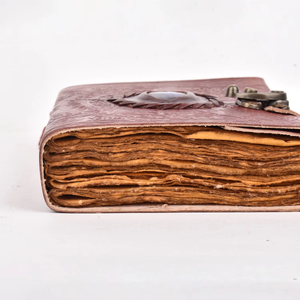 Diario de cuero con piedra de triple luna de proveedores verificados, estilo vintage, hecho a mano y grabado. - Product Image 2