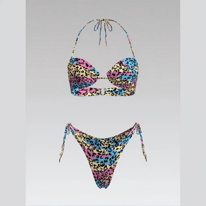 Impresionante y moderno traje de baño de dos piezas con estampado de leopardo multicolor y lazos laterales ajustables para un glamour en la playa - Product Image 1
