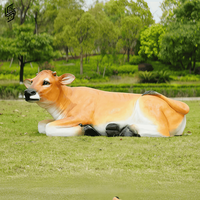 Sculpture de vache simulée en fibre de verre grandeur nature personnalisée, sculpture de taureau pour la décoration extérieure des pelouses, des fermes et des parcs