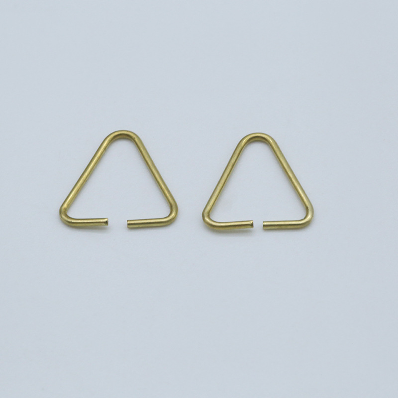 Hebilla triangular en blanco de cobre de 9x10 mm