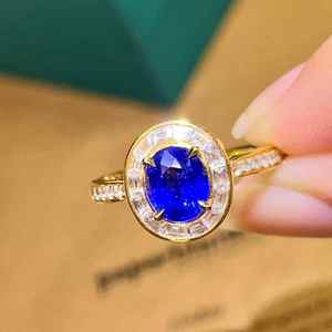 แหวนพลอยหรูหรา SGARIT ทองคำแท้ 18K จากศรีลังกา พลอยไพลินสีน้ำเงินธรรมชาติ 1.38 กะรัต พร้อมเพชรทรงสี่เหลี่ยมคางหมู 40 เม็ด น้ำหนัก 0.52 กะรัต - Product Image 2