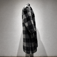 Mantel Bulu Imitasi Panjang Berwarna Hitam dengan Kerah Shawl, Kancing Depan Terbuka, Saku Tempel, dan Ikat Pinggang untuk Musim Gugur dan Musim Dingin, Cocok untuk Pakaian Santai