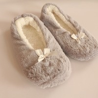 Chaussons d'intérieur en peluche douillets pour femmes avec nœud décoratif, doublure en sherpa, chauds et fermés à l'arrière, pour l'hiver