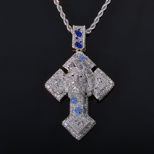 Collier Pendentif Créatif Fleur Bleue en Zircon Diamanté, Bijou Hip Hop Anti-ternissement avec Breloque Croix Tendance - Product Image 2