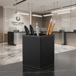 Livraison rapide, pot <span class=keywords><strong>à</strong></span> <span class=keywords><strong>crayons</strong></span> carré en PVC durable de 3,4 x 3,4 x 4,7 pouces avec surpiqûres blanches attrayantes pour banque, hôtel, bureau - Product Image 1