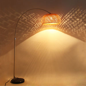 Lampe de sol en rotin tressé et bambou pour salon, style minimaliste - Product Image 3