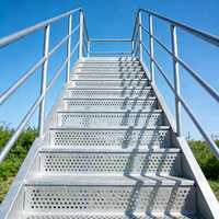 Marches d'escalier en métal perforé modernes, très demandées, en acier inoxydable, anti-rouille, personnalisables pour villas et hôtels