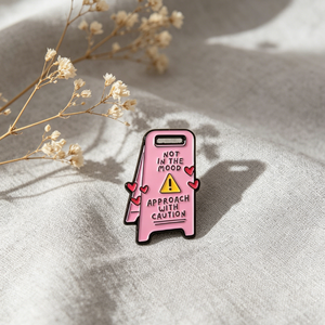 Broche de <span class=keywords><strong>esmalte</strong></span> duro de aleación de zinc con diseño de corazón y cita en inglés, estilo antiguo rosa, de dibujos animados, accesorio de advertencia, superventas - Product Image 1