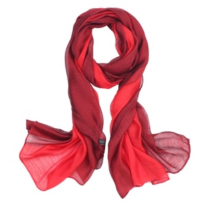 Bufanda de Seda para Mujer, Nueva Colección Otoño Invierno, Chal Versátil de Seda de Morera con Degradado de Color Cálido y Patrón con Logotipo - Product Image 3