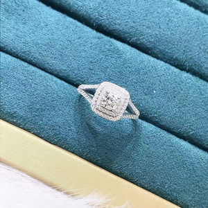 Anello di Fidanzamento F1294 in Oro Bianco con Diamante Naturale Taglio Principessa Colore D e Montatura Halo per Donna - Product Image 2