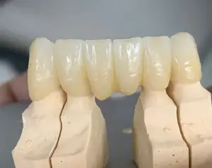 مكعبات أسنان زيركونيا مطلية مسبقًا بنظام مفتوح متعدد الطبقات Yucera 3D كعب سيراميك أسنان CADCAM للمعمل