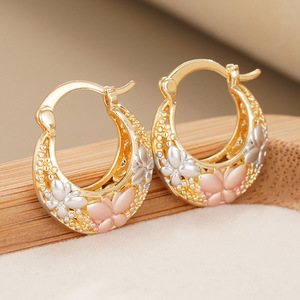 Orecchini a polsino a farfalla a tre colori per donna, design cavo, accessori per l'orecchio da indossare tutti i giorni - Product Image 1