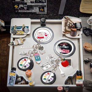 Porte-clés artisanal en métal émaillé, design classique, avec pendentifs en forme de planche à dessin, crayon, pomme, pinceau, de forme irrégulière, tendance mode, pour enseignant - Product Image 3