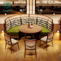 Ensemble de mobilier moderne pour café, restaurant, canapé en velours vert avec dossier à motifs, tables à manger en bois brun