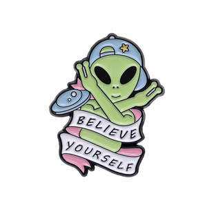 Broche en forme d'extraterrestre de dessin animé mignon série d'espace unique et créatif Badge en métal accessoire d'épingle amusante - Product Image 4