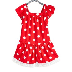 ชุดเดรสลายจุดสีแดงสำหรับสัตว์เลี้ยงพร้อมแขนเสื้อระบายและขอบลูกไม้สำหรับสุนัขและแมวสวมใส่ในฤดูใบไม้ผลิและฤดูร้อน - Product Image 4