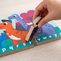 Puzzle en bois alphabet dinosaures pour enfants, apprentissage des lettres, scène volcanique, découpe laser, non toxique, finition mate, boîte cadeau, usine OEM