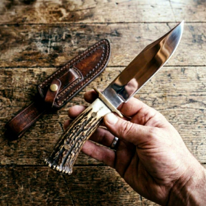 Cuchillo de camping Short Sign Industry con hoja de acero de Damasco de punta clipada y filo recto, mango de madera para uso en exteriores - Product Image 1