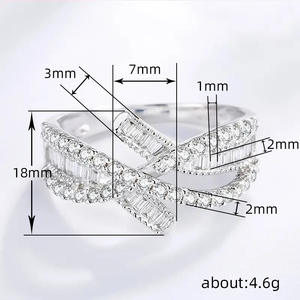 Anello di Lusso Q487 per Donna in Oro Bianco con Diamanti Taglio Baguette Colore D Naturale Stile Fidanzamento - Product Image 4