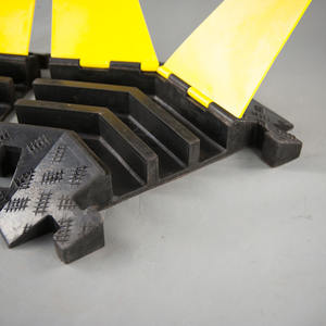 Ralentisseur de vitesse composite réfléchissant pour la circulation routière 45 °   Protecteur de câble à 3 canaux pour les angles, avec déviation gauche, droite et centrale - Product Image 3