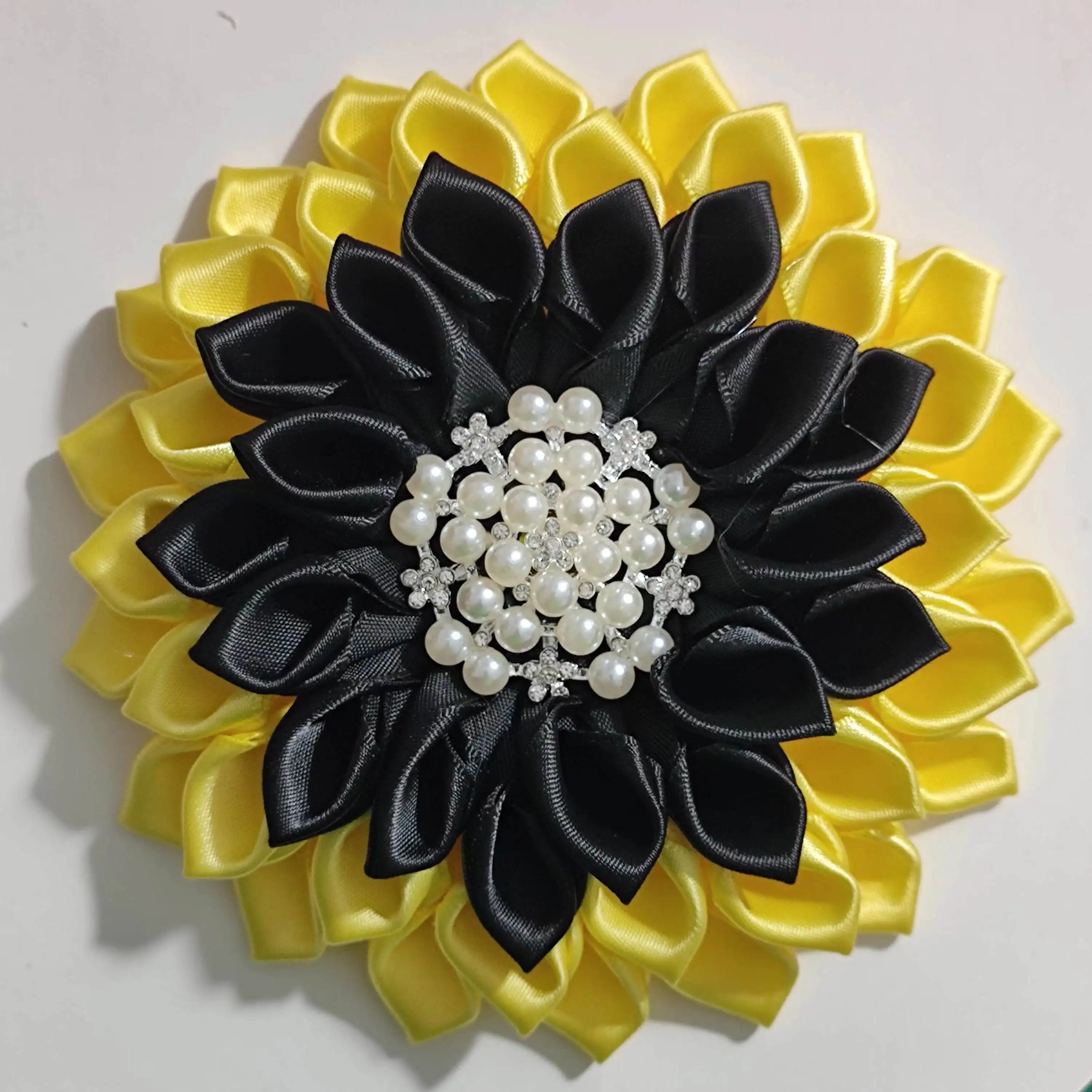 Желтый и черный колледж брошка в виде цветка, Лучшая цена 4.5X4.5 дюймов с цветами ручной работы для женщин, брошь с застежкой,