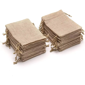 Petite pochette personnalisée en toile de jute naturelle avec cordon de serrage pour bijoux, cadeaux ou courses - Product Image 2