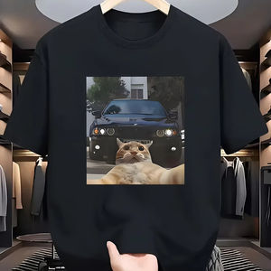 เสื้อยืดกราฟิกมีมไวรัล 'Cat Vs Muscle Car' สำหรับผู้ชาย สีดำ ทรงโอเวอร์ไซส์ แขนสั้น - Product Image 1