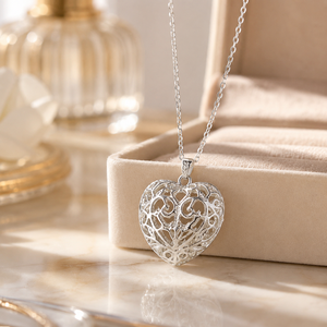 Collana con ciondolo a cuore con motivo traforato vintage, regalo per donna per l'uso quotidiano o per feste - Product Image 2