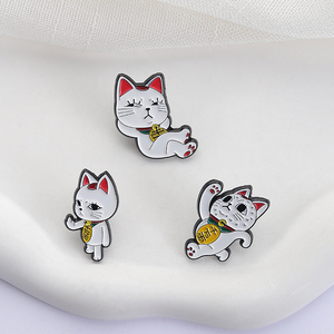 Turbo Granny Cat Spying Esmalte Pins Personajes de dibujos animados de Anime Cat Running Broches de dedo medio Insignia de solapa Regalos de joyería divertidos - Product Image 3
