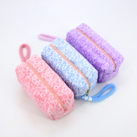 Trousse de Maquillage Léopard en Peluche Douce et Moelleuse, Pochette de Voyage Portable à Fermeture Éclair pour Cosmétiques et Articles de Toilette avec Dragonne