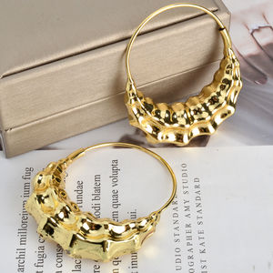 Pendientes de Aro Grandes Clásicos de Latón para Mujer, Chapados en Oro de 18K de Dubái, Diseño Hueco y Grueso con Patrón de Enamorados, para Aniversario - Product Image 3