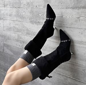 Bottes toutes saisons avec design plissé, simples et polyvalentes, adaptées à toutes les occasions, avec semelle plateforme à talon épais et bout pointu. - Product Image 4