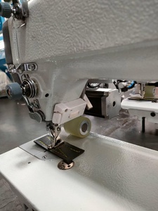 Máquina de coser de pespunte de una aguja de alta resistencia con brazo largo de 762 mm, elevador de pie automático programable, buen precio, alimentación compuesta de cama plana - Product Image 2