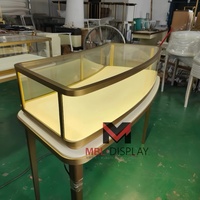 Vitrine en verre brossé or sur mesure pour bijoux et montres, comptoir de présentation de luxe, table incurvée, meuble d'intérieur pour boutique de détail