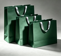 Sacs cadeaux en papier couché gaufré vert foncé avec logo personnalisé, poignées en ruban de satin argenté, emballage de luxe pour la vente au détail
