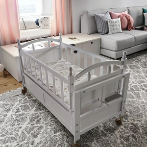 Luxe Babybedje Massief Hout Nieuw-Zeeland Dennenmateriaal Witte Kleur Afwerking Houten Babybedje Met Wielen - Product Image 1