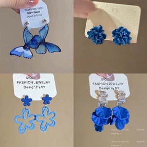 Pendientes de tuerca de aleación de cobre con diseño floral <span class=keywords><strong>azul</strong></span> en tonos fríos para mujer, estilo sofisticado de nicho, novedad 2026, para vacaciones en la playa, OEM - Product Image 3
