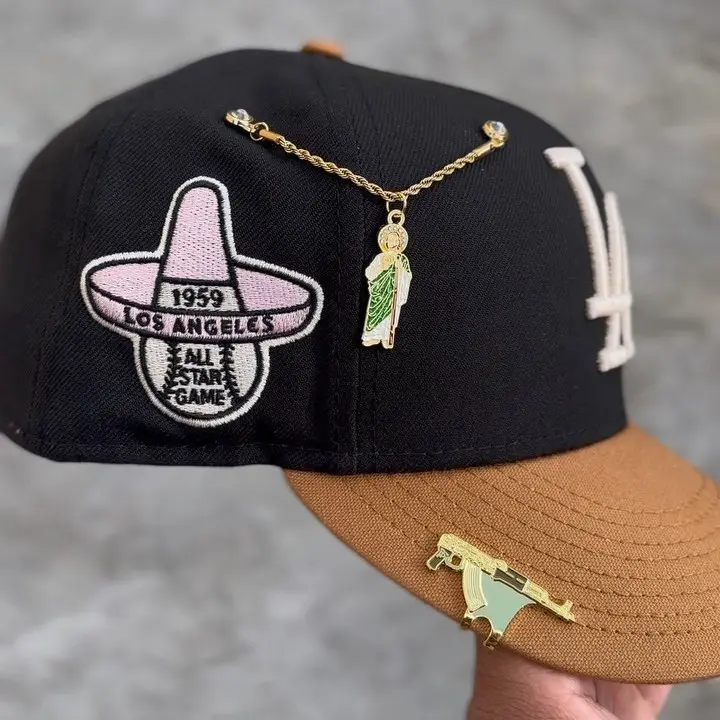 Topi kustom pin berlian logam klip topi rantai lencana topi pin topi dengan rantai enamel pin liontin