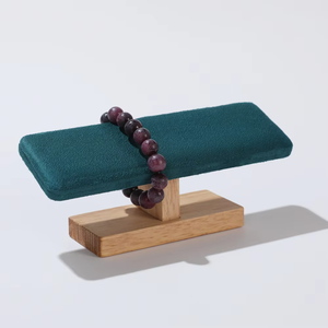 Support de présentation de bracelets en bois avec surface en PU/cuir suédé blanc pour vitrine de magasin et photographie de bijoux - Product Image 5
