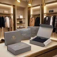 Boîte cadeau rigide pour vêtements, personnalisée, de qualité supérieure, avec impression UV, fermeture magnétique, imperméable, avec gaufrage en feuille d'or, emballage de luxe pliable