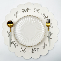 Napperons festifs à bords festonnés avec nœuds en houx brodés dorés, résistants à la chaleur, antidérapants et lavables pour les fêtes de Noël